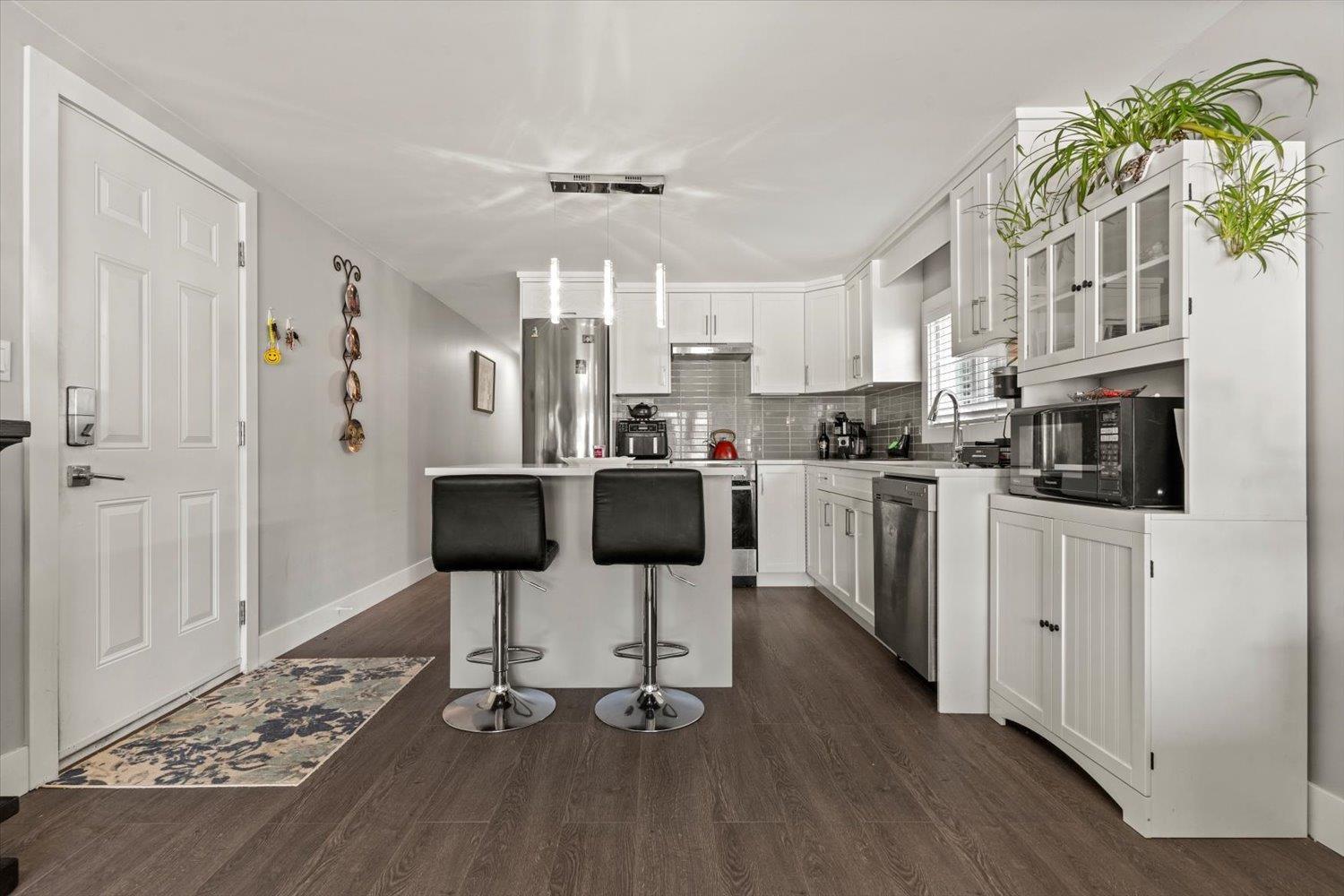 Photo 8 of 3 8220 King George Boulevard, Surrey BC