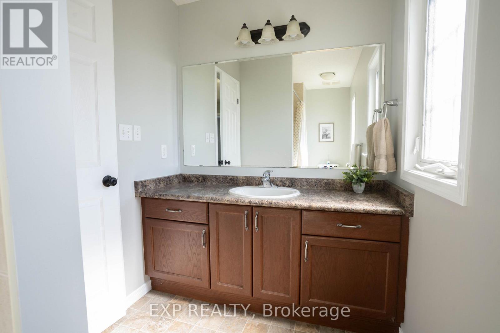Photo 31 of 1319 Countrystone Drive, Kitchener ON