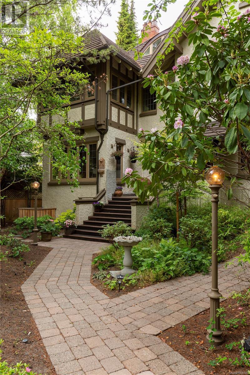 Single Family House for Sale in  Shasta Pl Victoria 