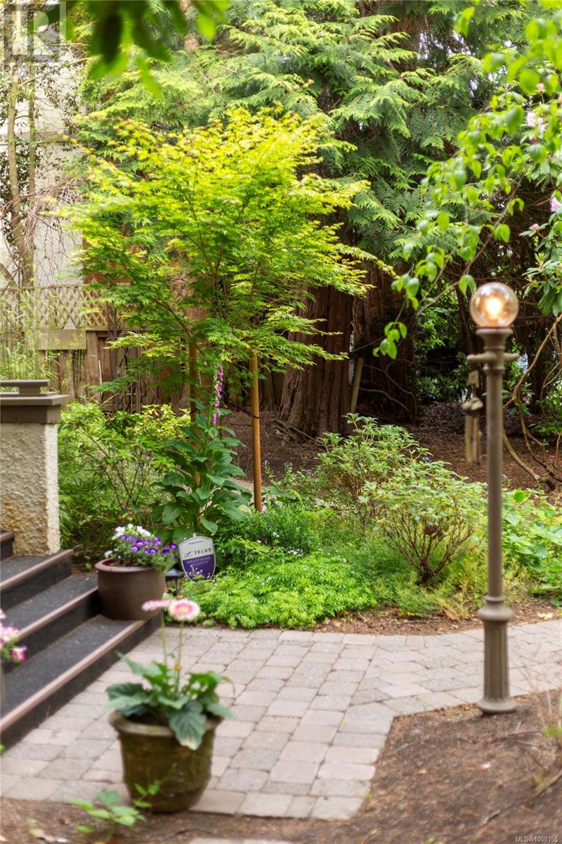 Single Family House for Sale in  Shasta Pl Victoria 