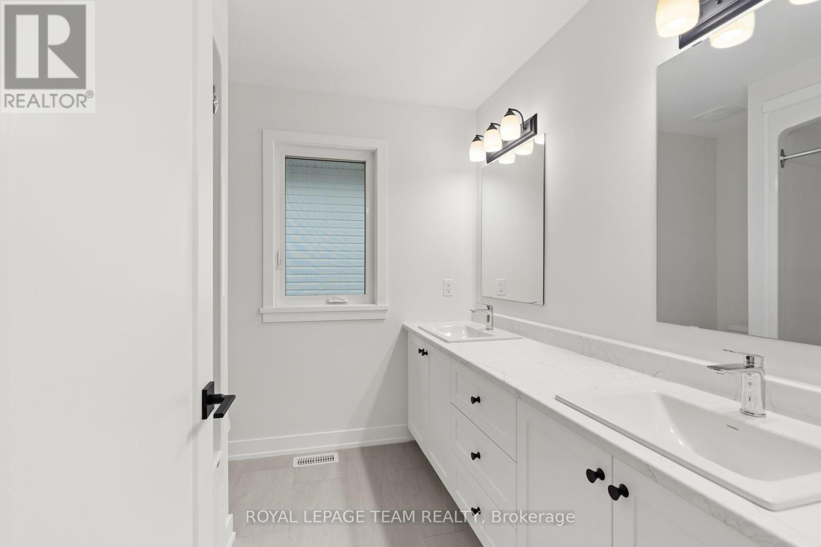 Photo 15 of 1017 Moore Street, Brockville ON