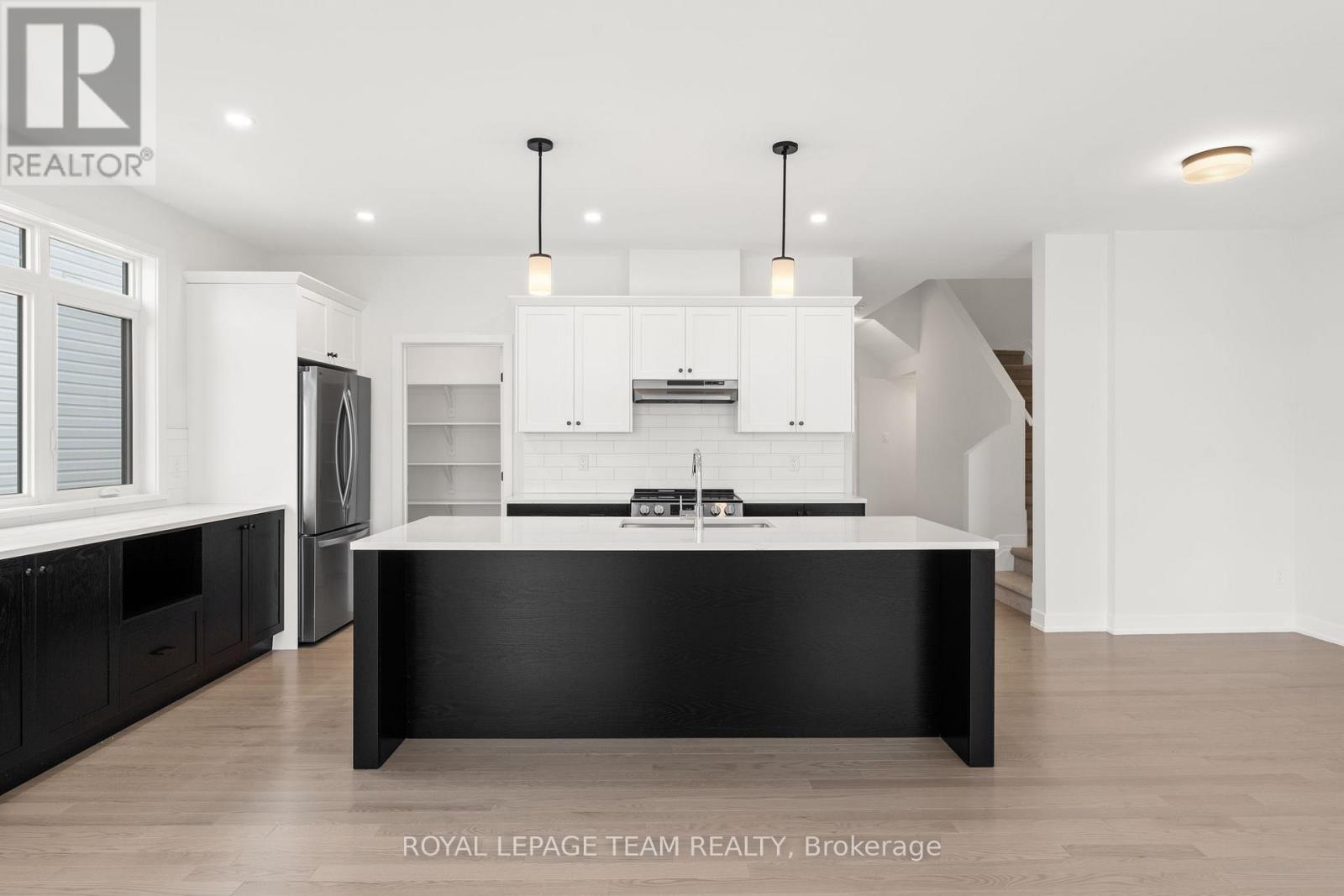 Photo 11 of 1017 Moore Street, Brockville ON