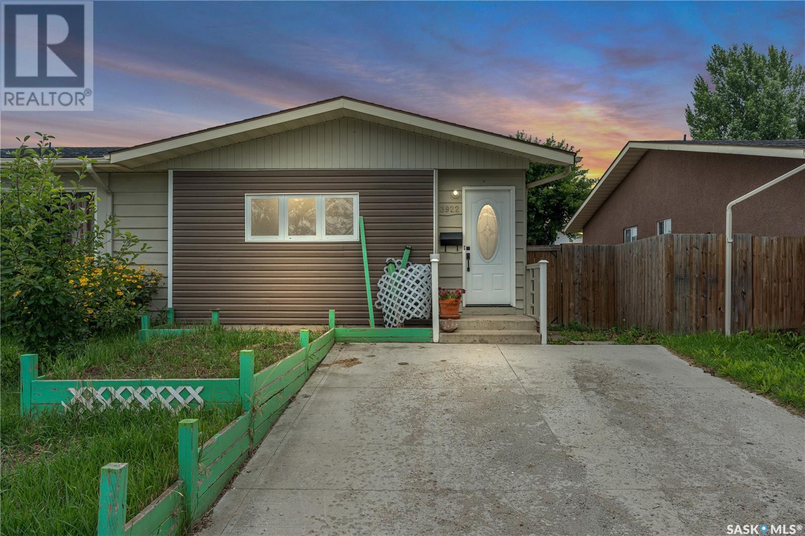Photo 1 of 3922 Diefenbaker Drive, Saskatoon SK