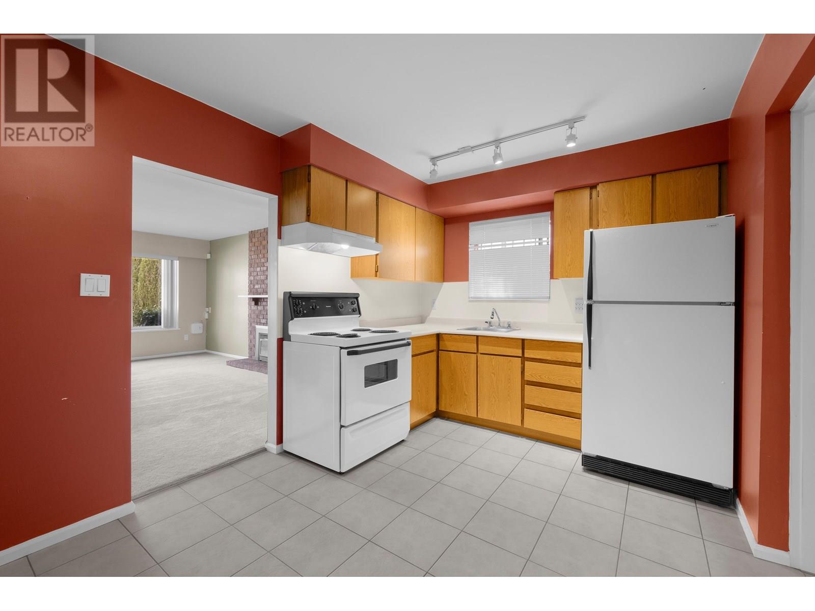 Photo 3 of 5465 5467 Abbey Avenue, Burnaby BC