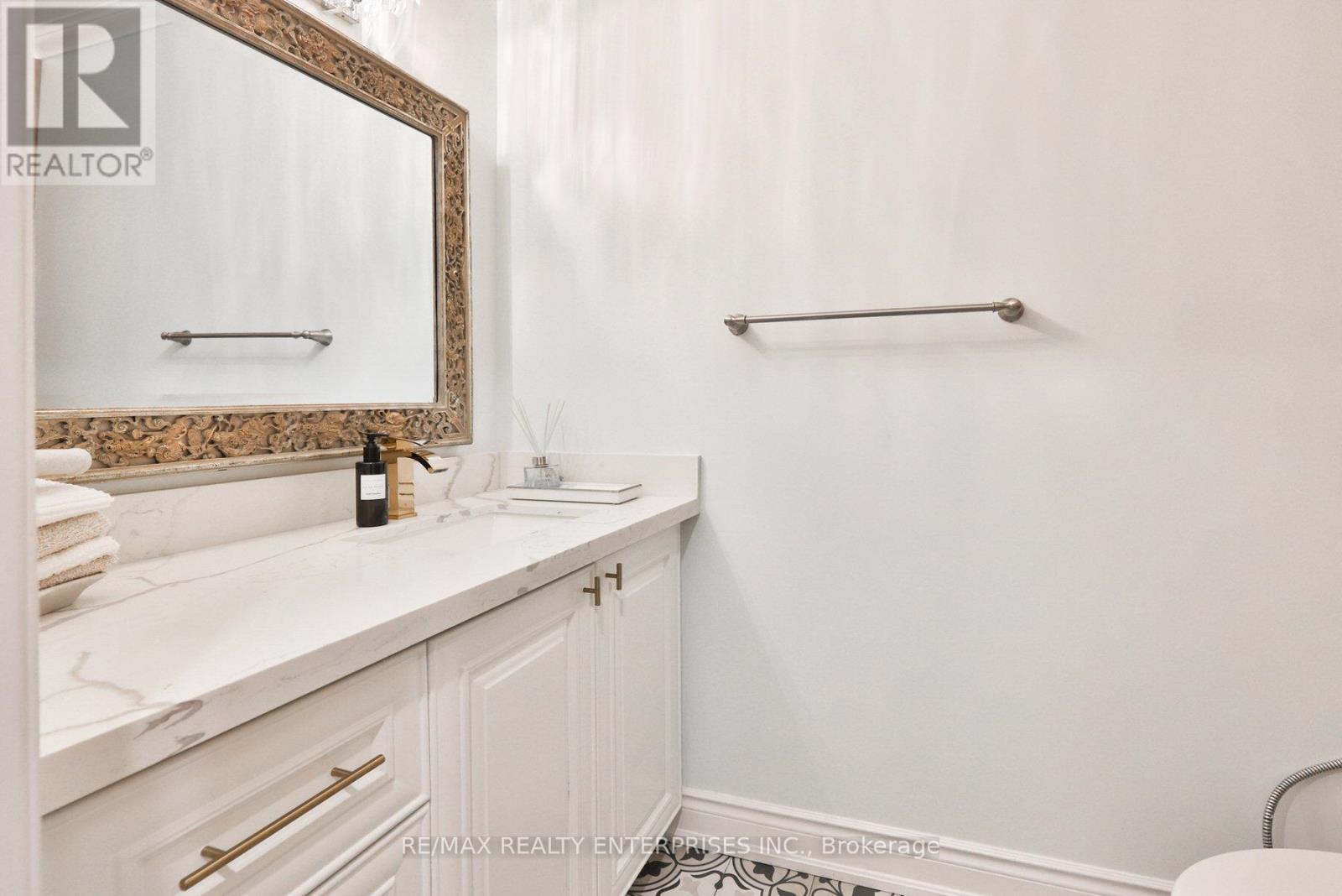 Photo 8 of 807 Indian Road, Mississauga ON