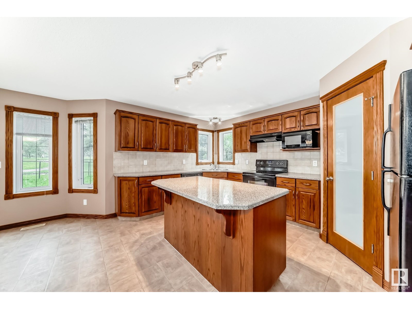 Photo 5 of 204 Reichert Dr, Beaumont AB