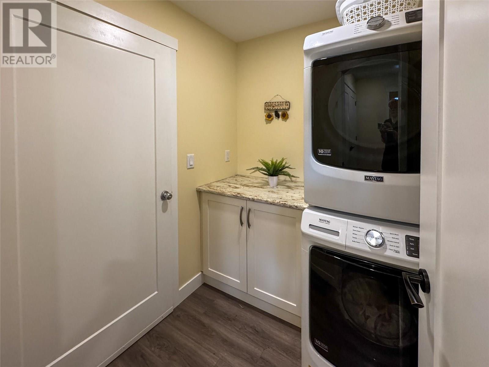 6654 Bellevue Drive, Oliver