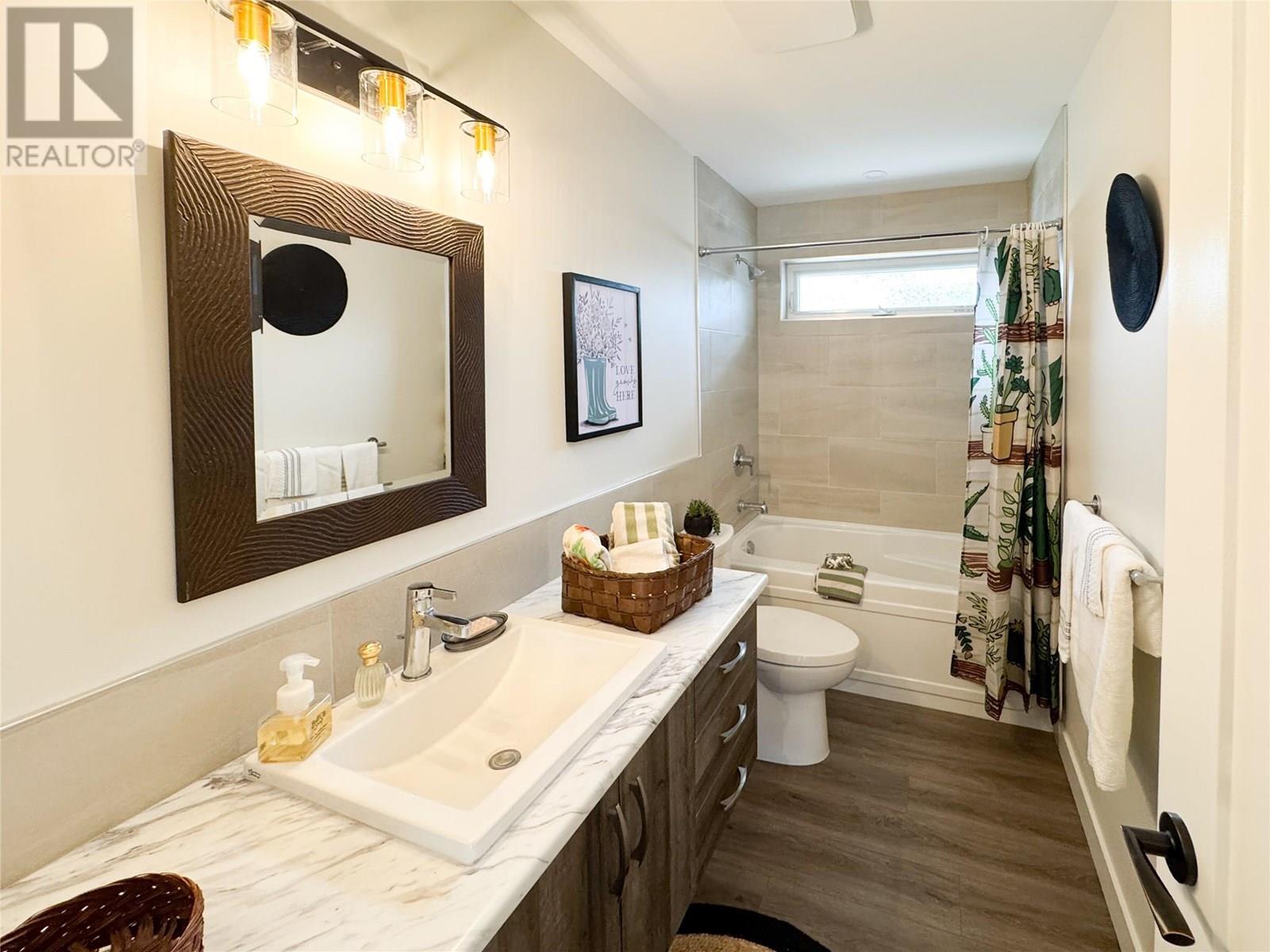 6654 Bellevue Drive, Oliver