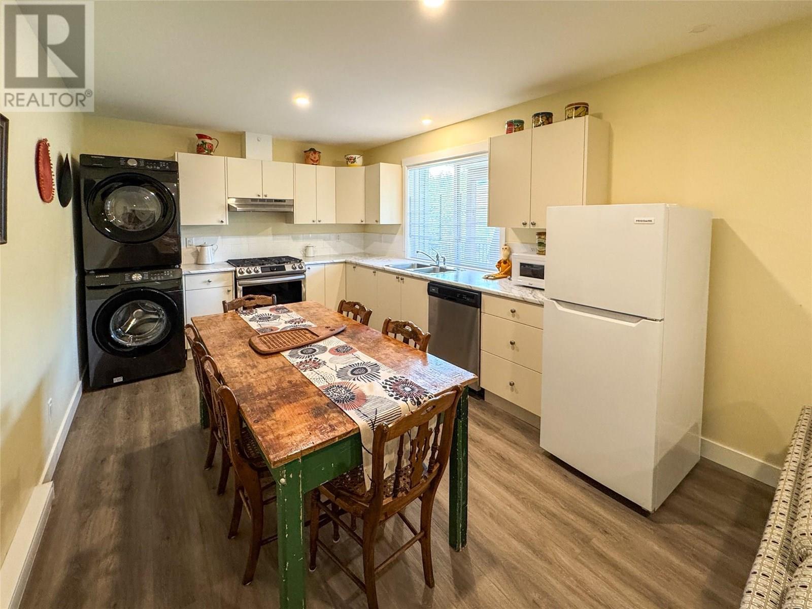 6654 Bellevue Drive, Oliver