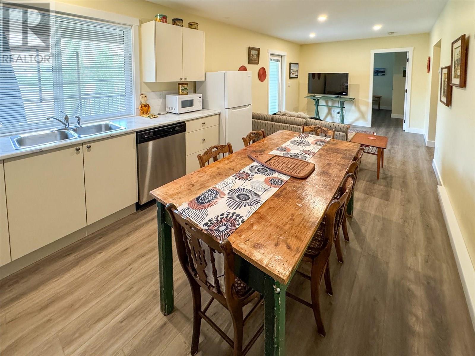 6654 Bellevue Drive, Oliver