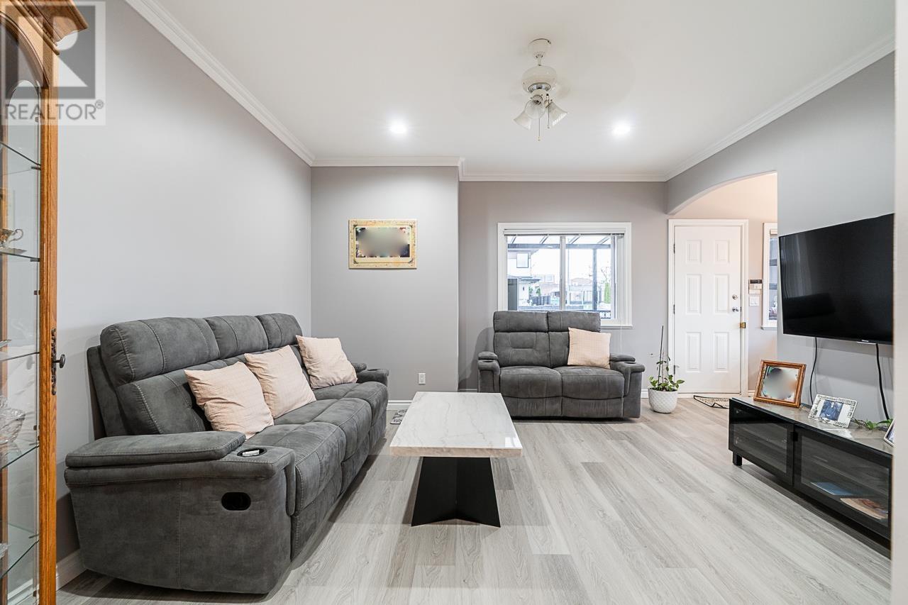 Photo 3 of 7877 15th Avenue, Burnaby BC