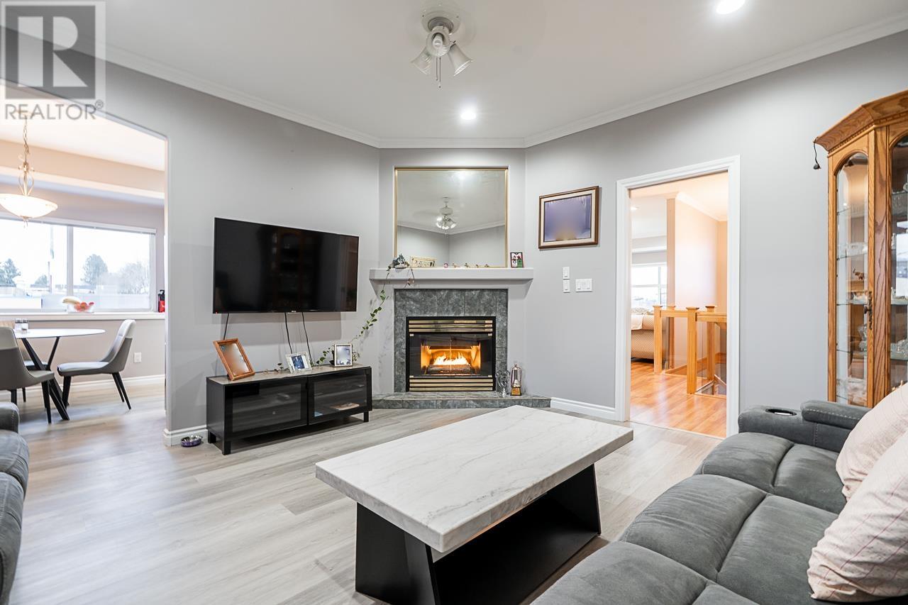 Photo 4 of 7877 15th Avenue, Burnaby BC