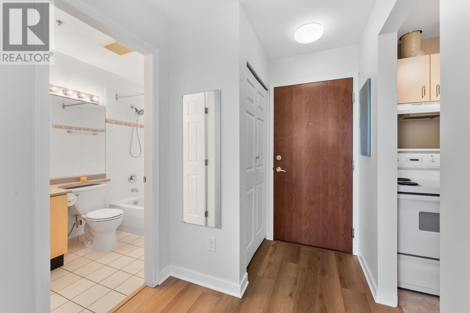 Photo 5 of 1012 1010 Howe Street, Vancouver BC