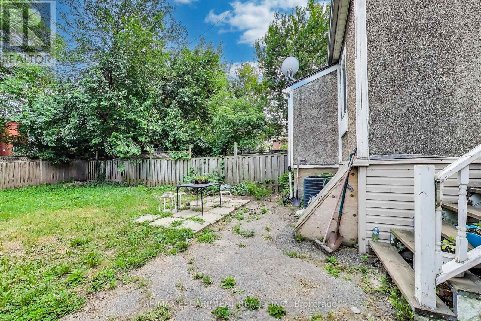 Photo 4 of 8 Madison Avenue, Hamilton ON