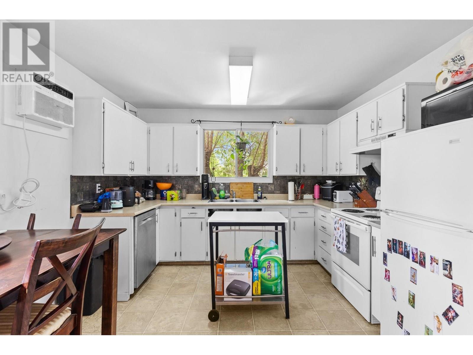 Photo 10 of 1502 32 Avenue, Vernon BC