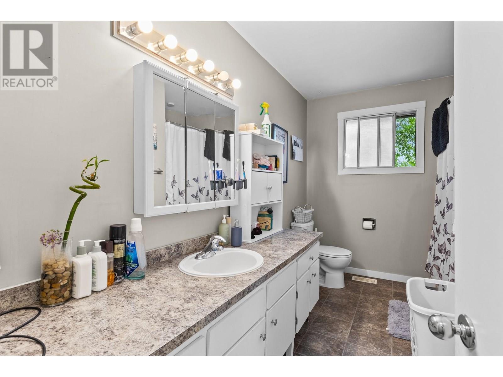 Photo 14 of 1502 32 Avenue, Vernon BC