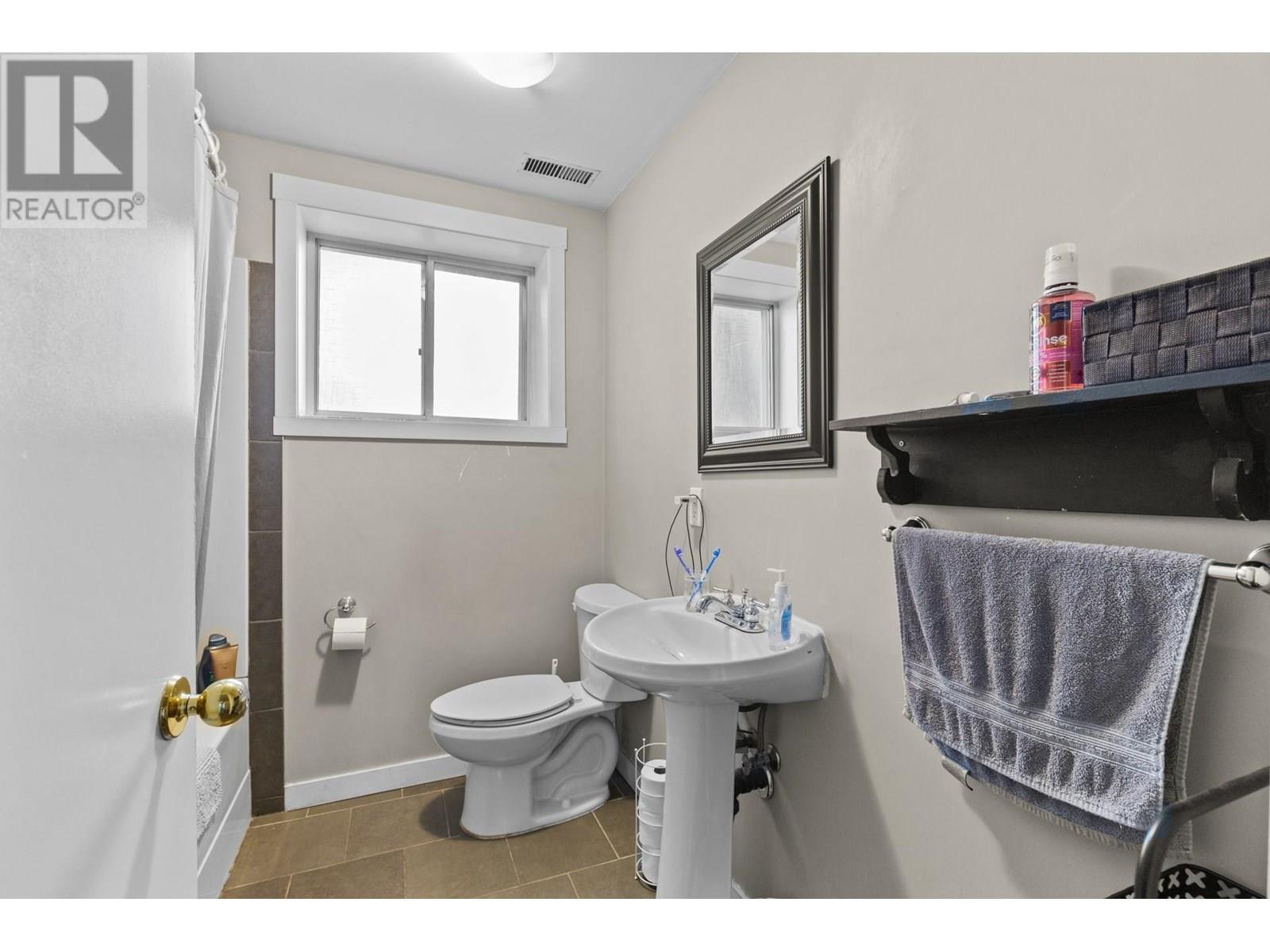 Photo 3 of 1502 32 Avenue, Vernon BC