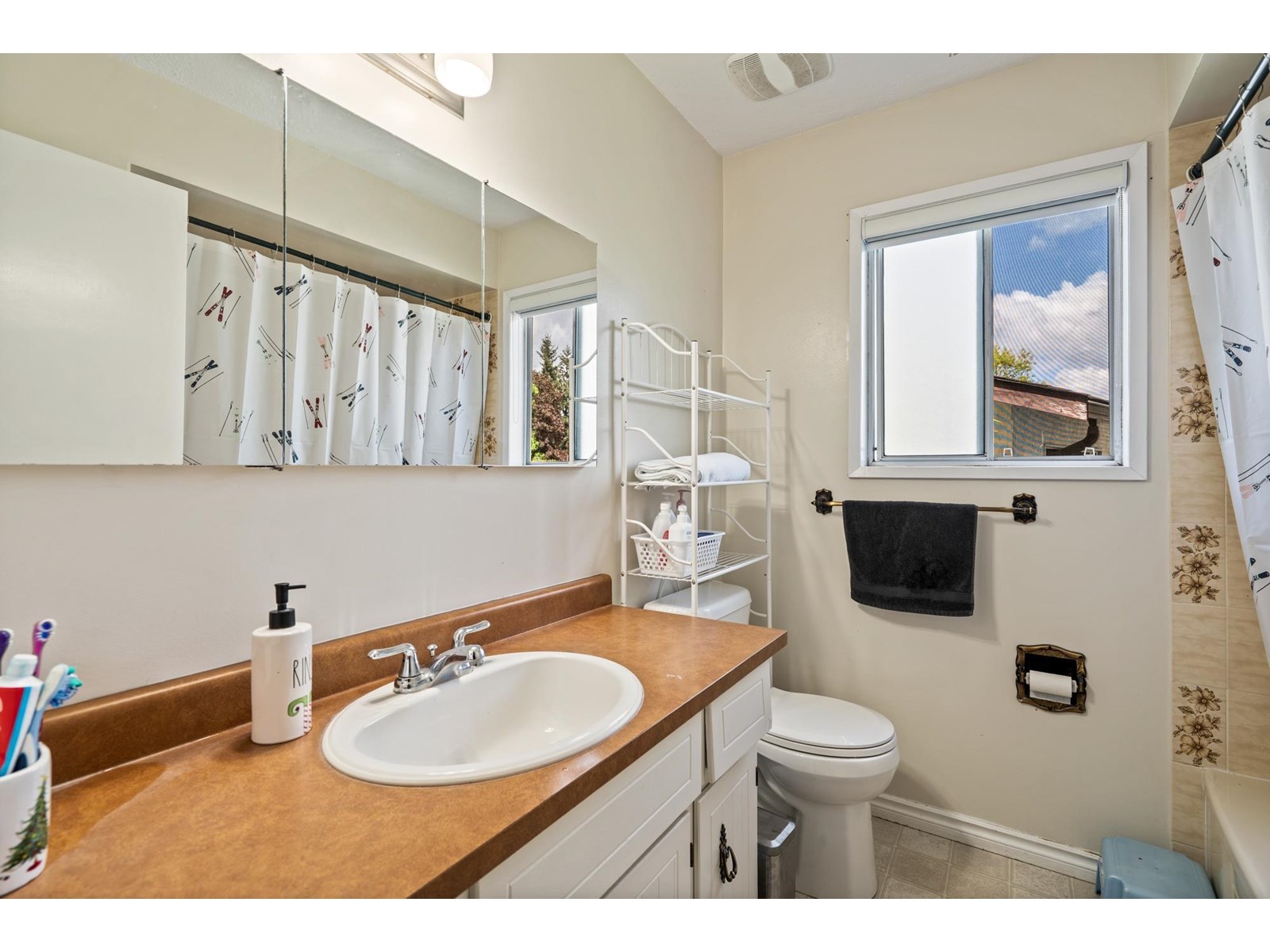 Photo 13 of 2542 Springhill Street, Abbotsford BC