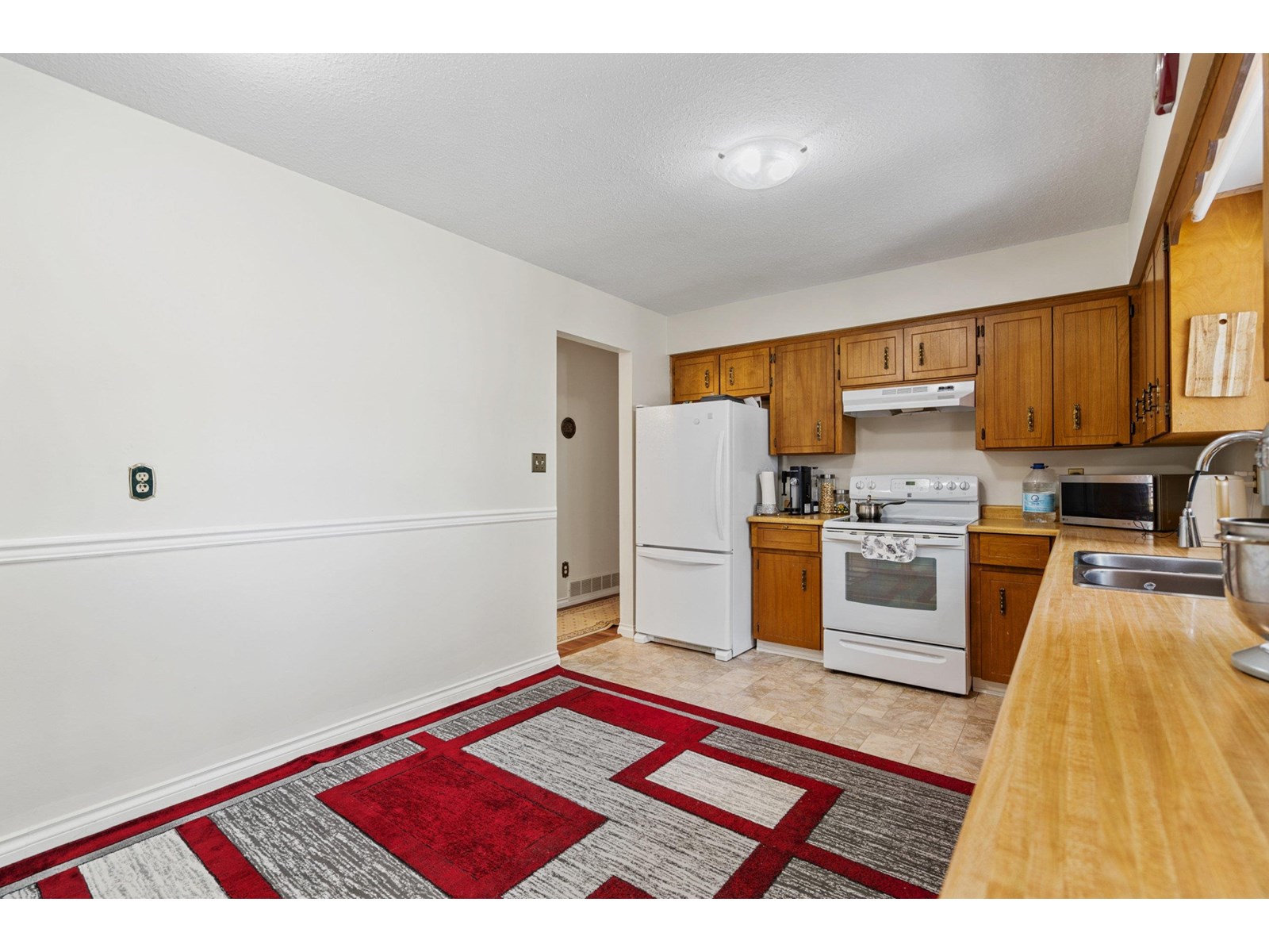 Photo 3 of 2542 Springhill Street, Abbotsford BC
