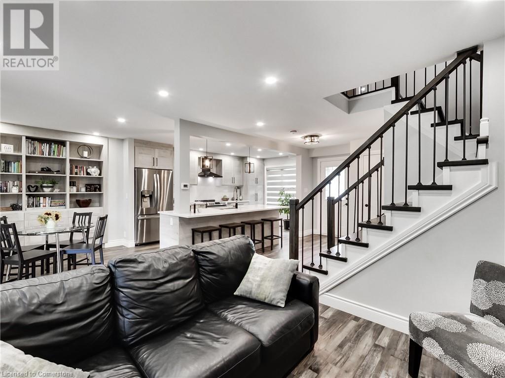 Photo 15 of 22 Hedgelawn Drive, Grimsby ON