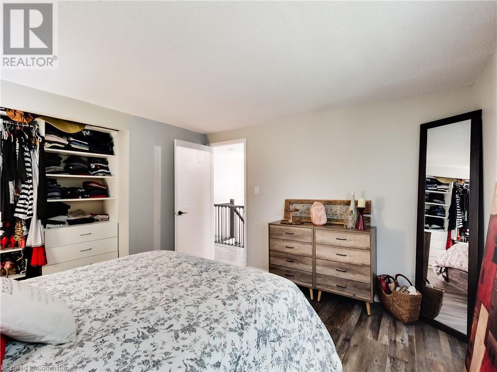 Photo 21 of 22 Hedgelawn Drive, Grimsby ON