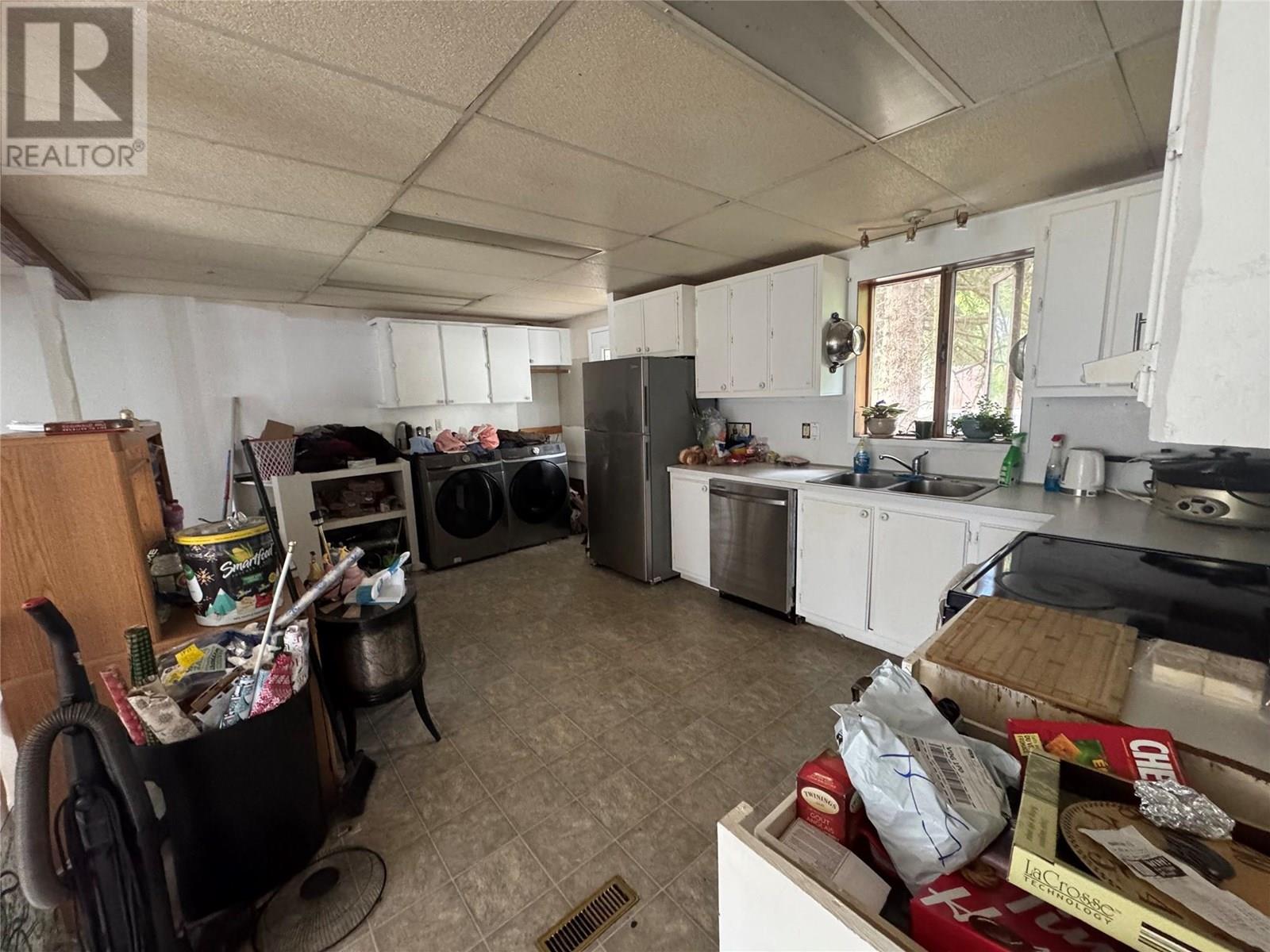 Photo 11 of 430 9th Avenue, Montrose BC