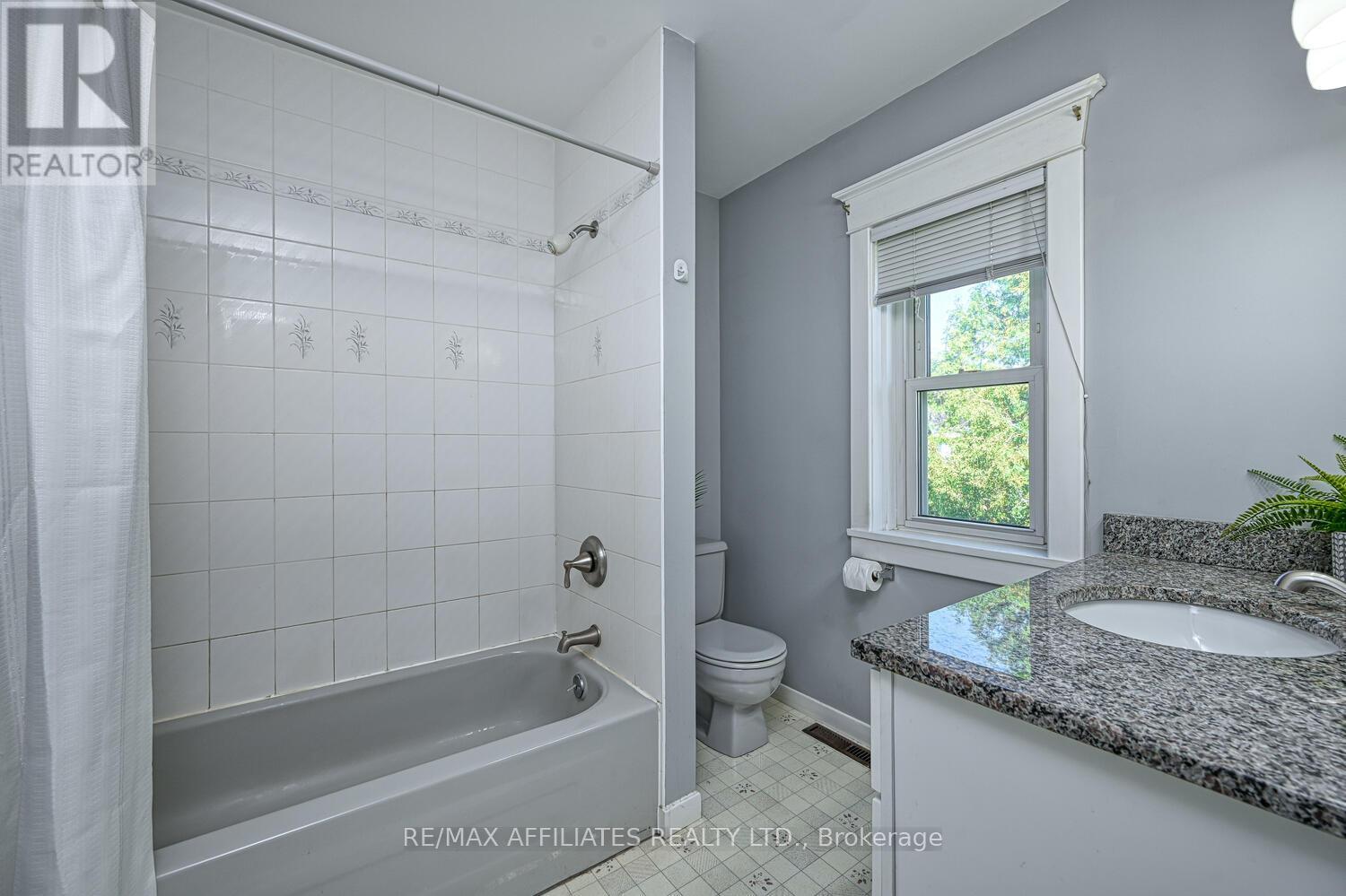 Photo 12 of 70 Mcgill Street N, Smiths Falls ON