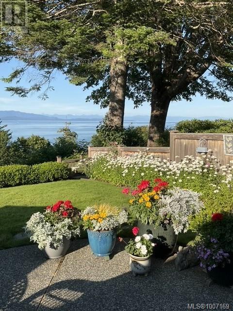 Photo 9 of 1009 Eaglecrest Dr, Qualicum Beach BC