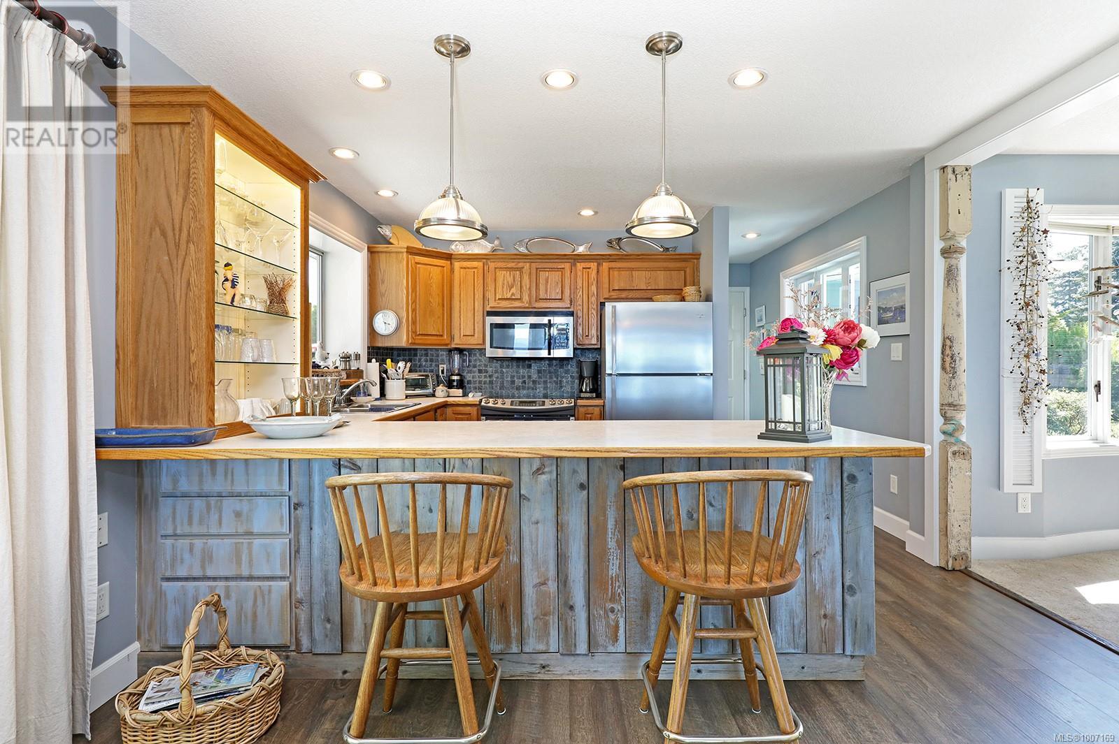 Photo 3 of 1009 Eaglecrest Dr, Qualicum Beach BC