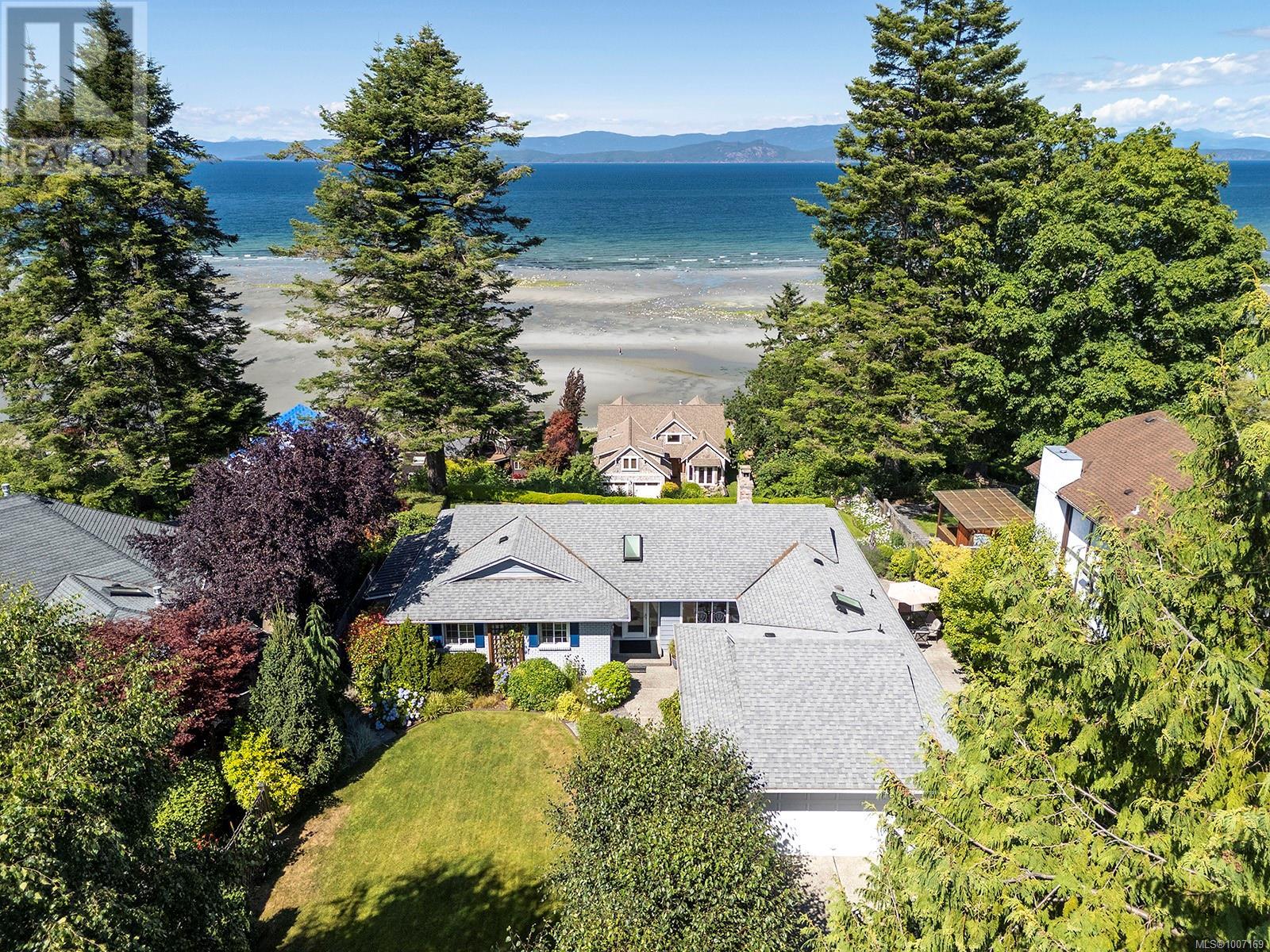 Photo 11 of 1009 Eaglecrest Dr, Qualicum Beach BC