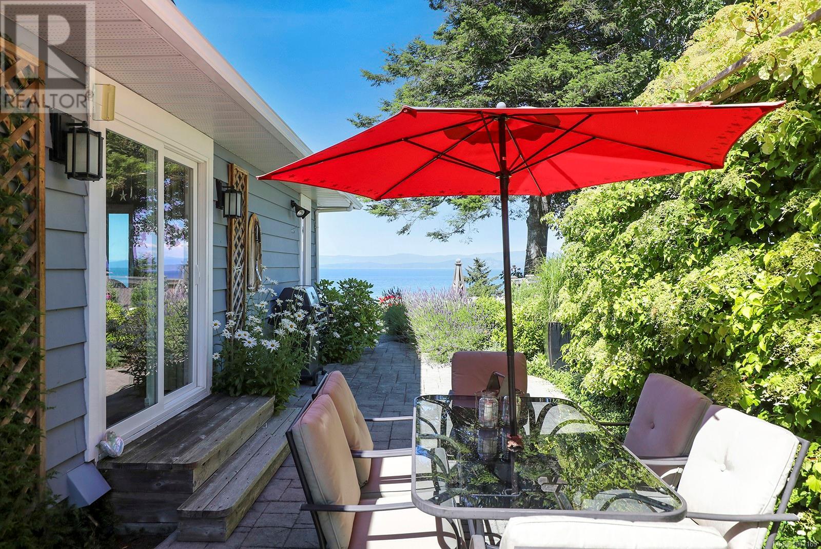 Photo 8 of 1009 Eaglecrest Dr, Qualicum Beach BC