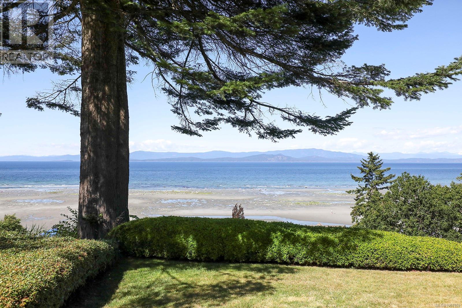 Photo 7 of 1009 Eaglecrest Dr, Qualicum Beach BC