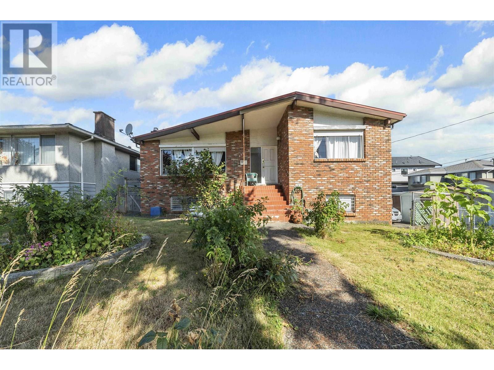 Photo 4 of 4561 Manor Street, Vancouver BC