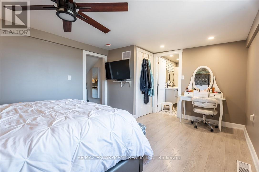 Photo 6 of 735 Beach Boulevard, Hamilton ON