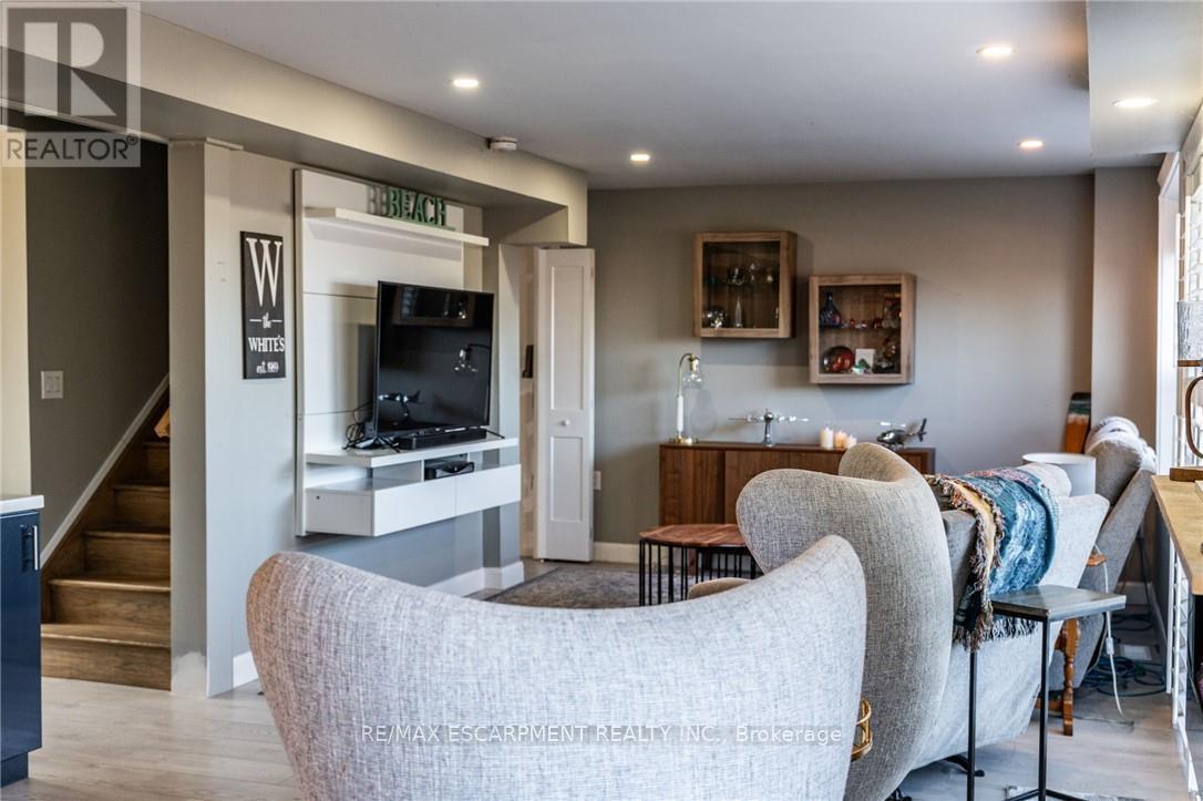 Photo 7 of 735 Beach Boulevard, Hamilton ON