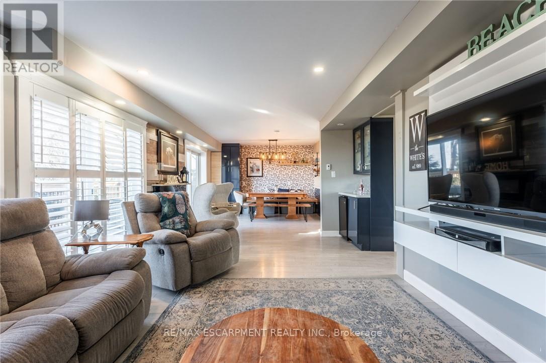 Photo 5 of 735 Beach Boulevard, Hamilton ON