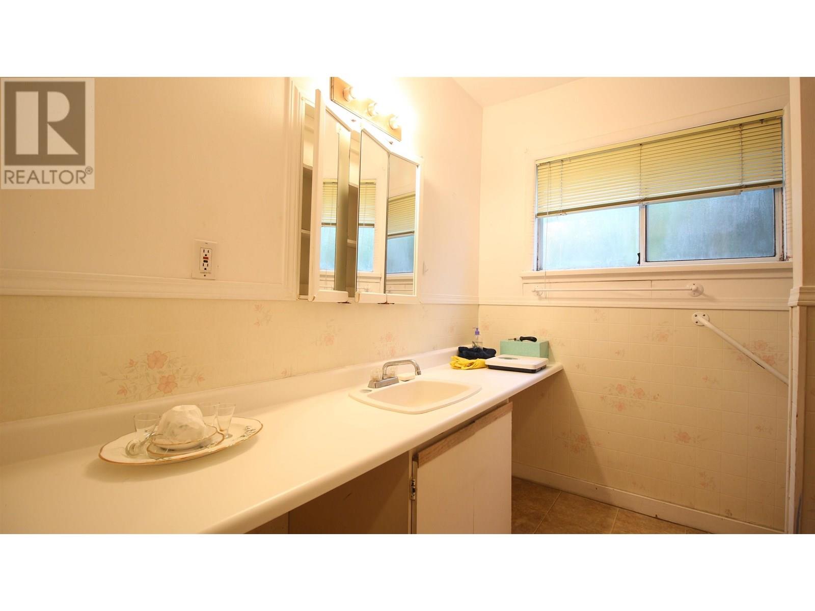 Photo 10 of 840 Rochester Avenue, Coquitlam BC
