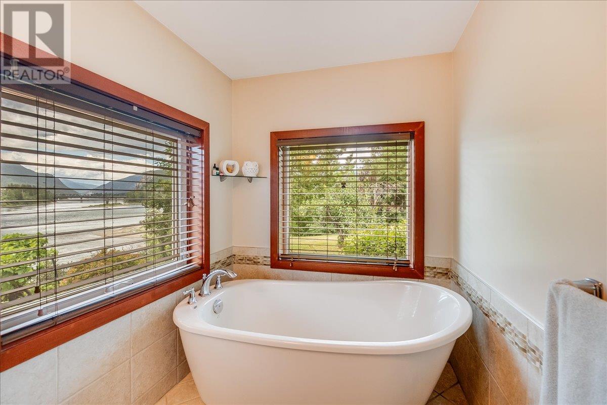 1986 Brilliant Road, Castlegar