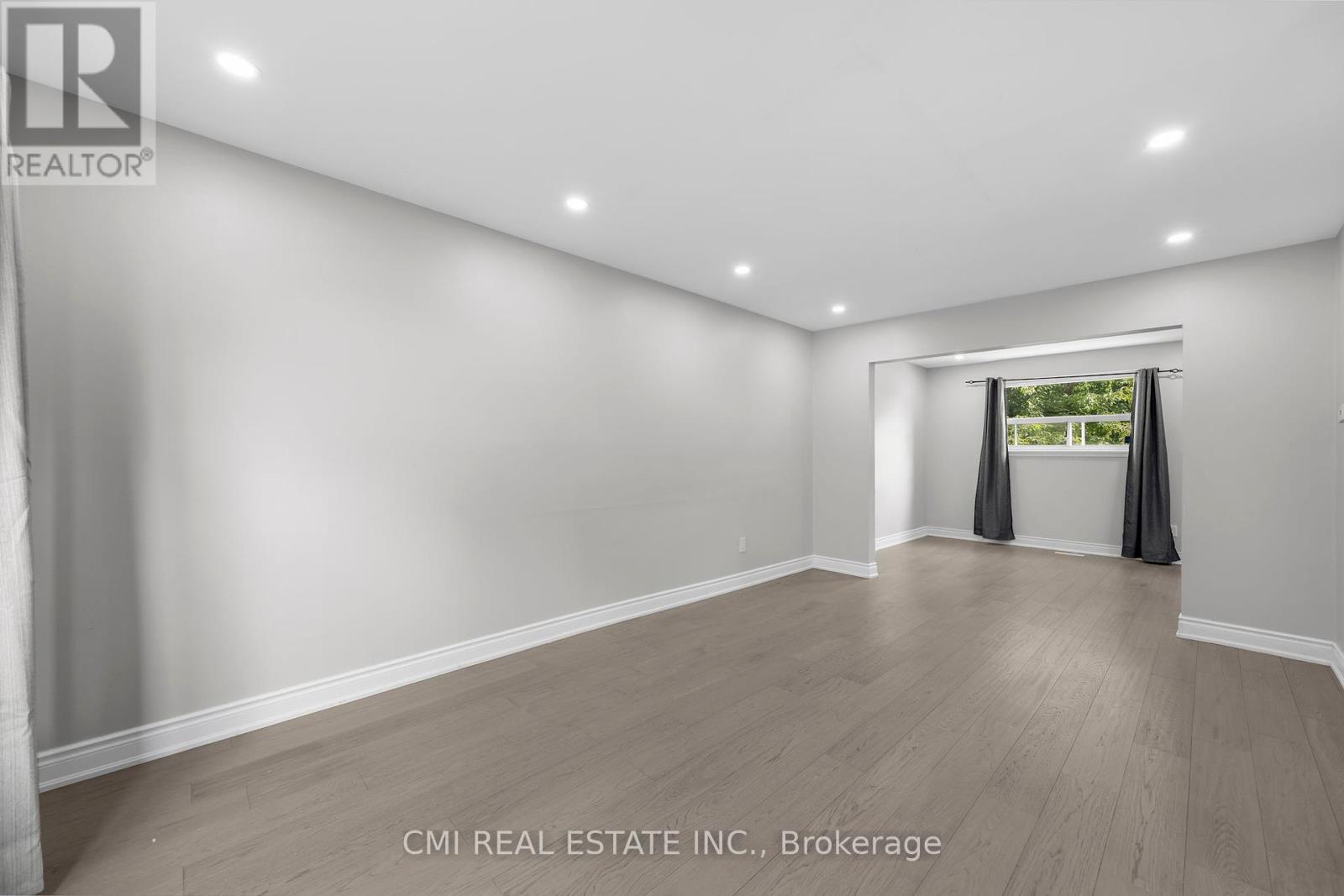 Photo 2 of 24 Fallingdale Crescent, Brampton ON