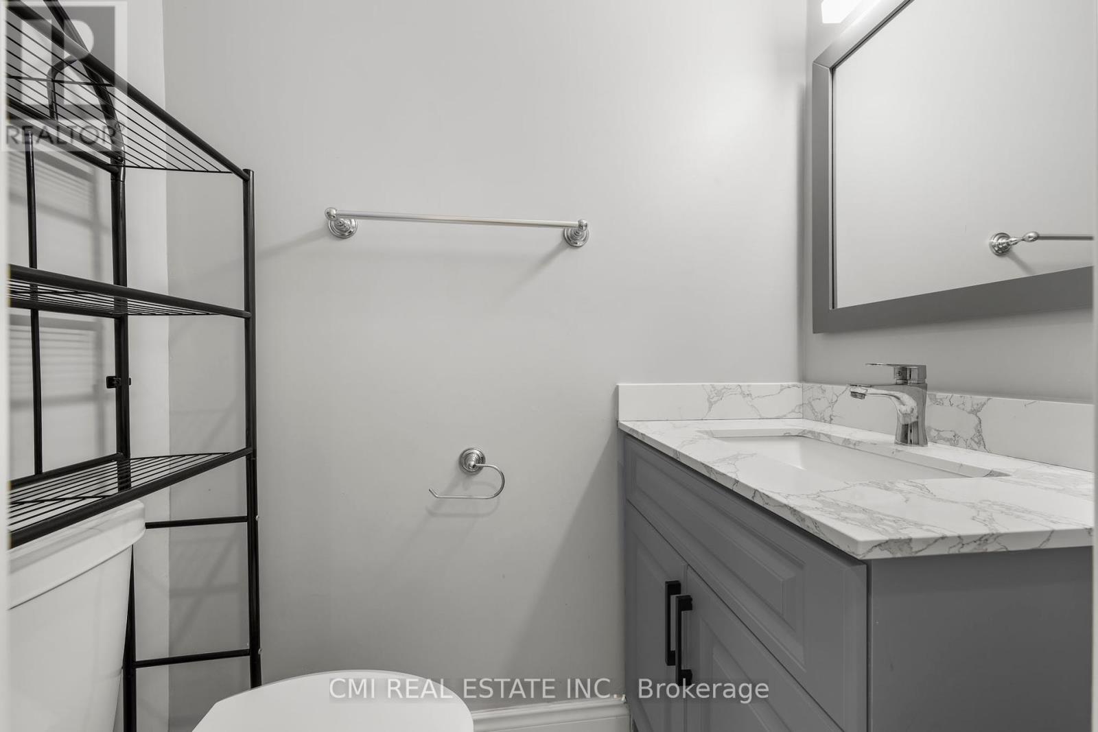 Photo 4 of 24 Fallingdale Crescent, Brampton ON