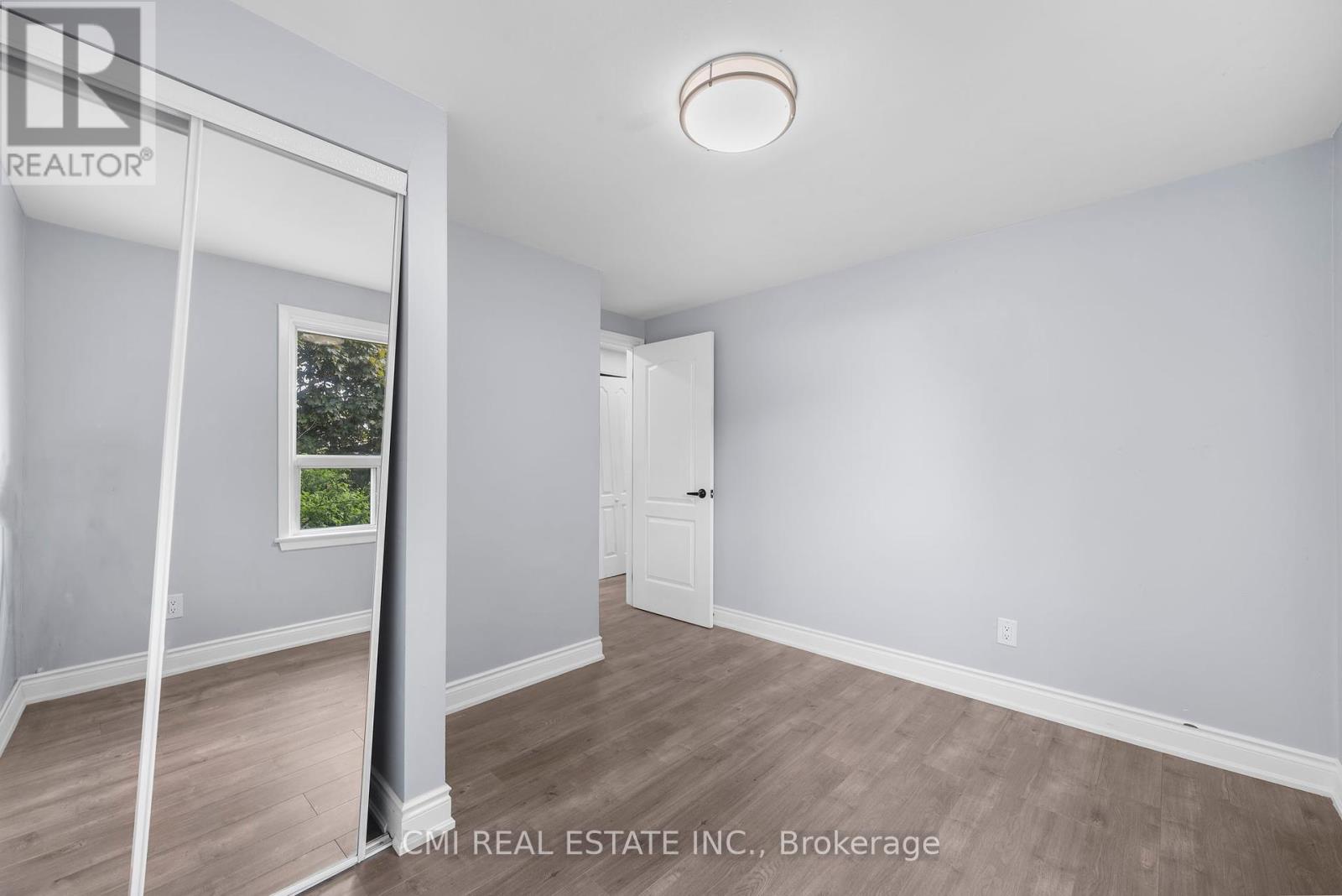 Photo 11 of 24 Fallingdale Crescent, Brampton ON