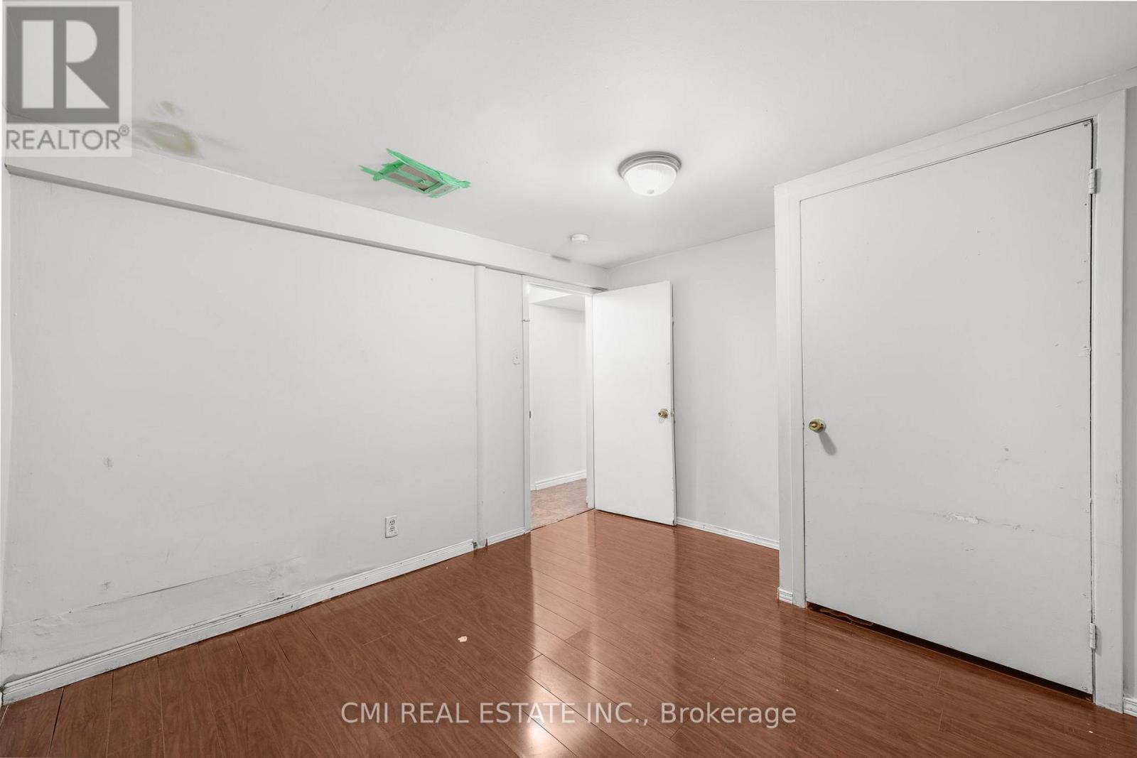 Photo 9 of 24 Fallingdale Crescent, Brampton ON