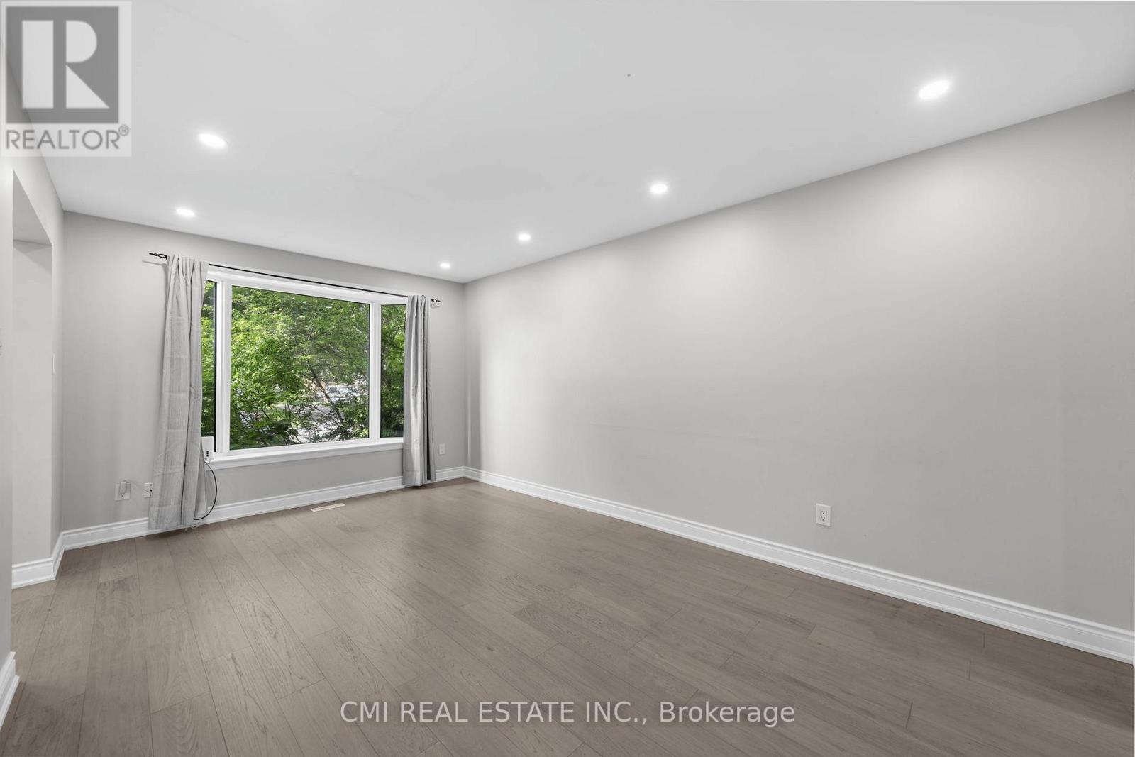 Photo 17 of 24 Fallingdale Crescent, Brampton ON