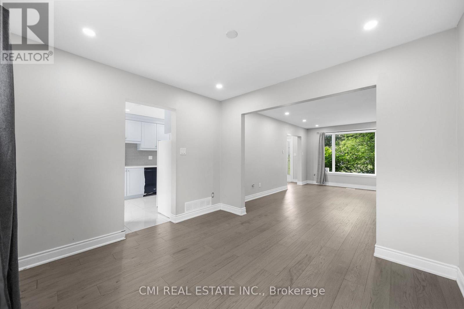 Photo 8 of 24 Fallingdale Crescent, Brampton ON