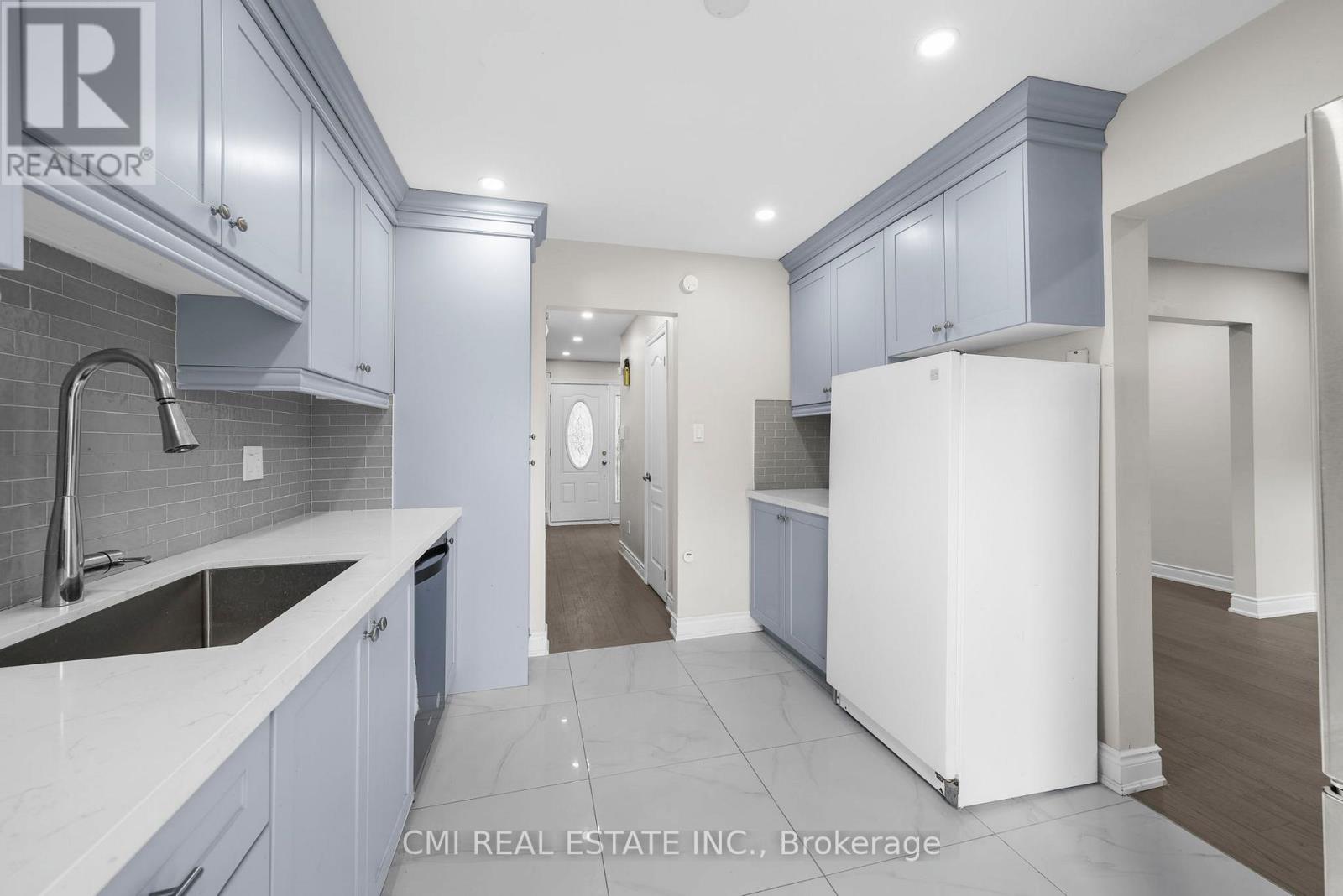 Photo 5 of 24 Fallingdale Crescent, Brampton ON