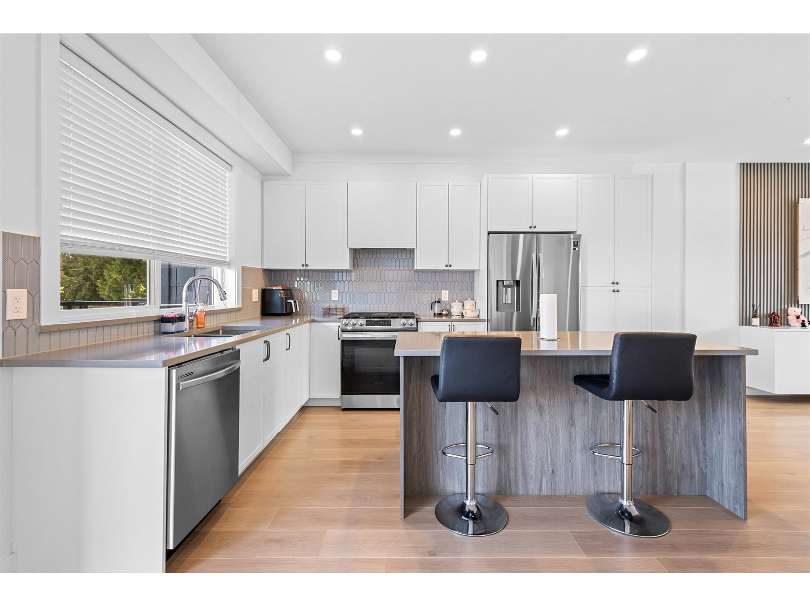 Photo 6 of 1 14355 62 Avenue, Surrey BC