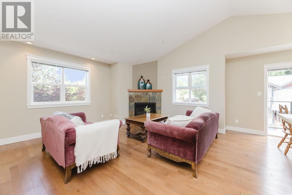 201 518 SHAW ROAD, Gibsons