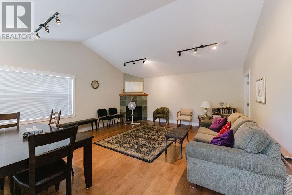 201 518 SHAW ROAD, Gibsons