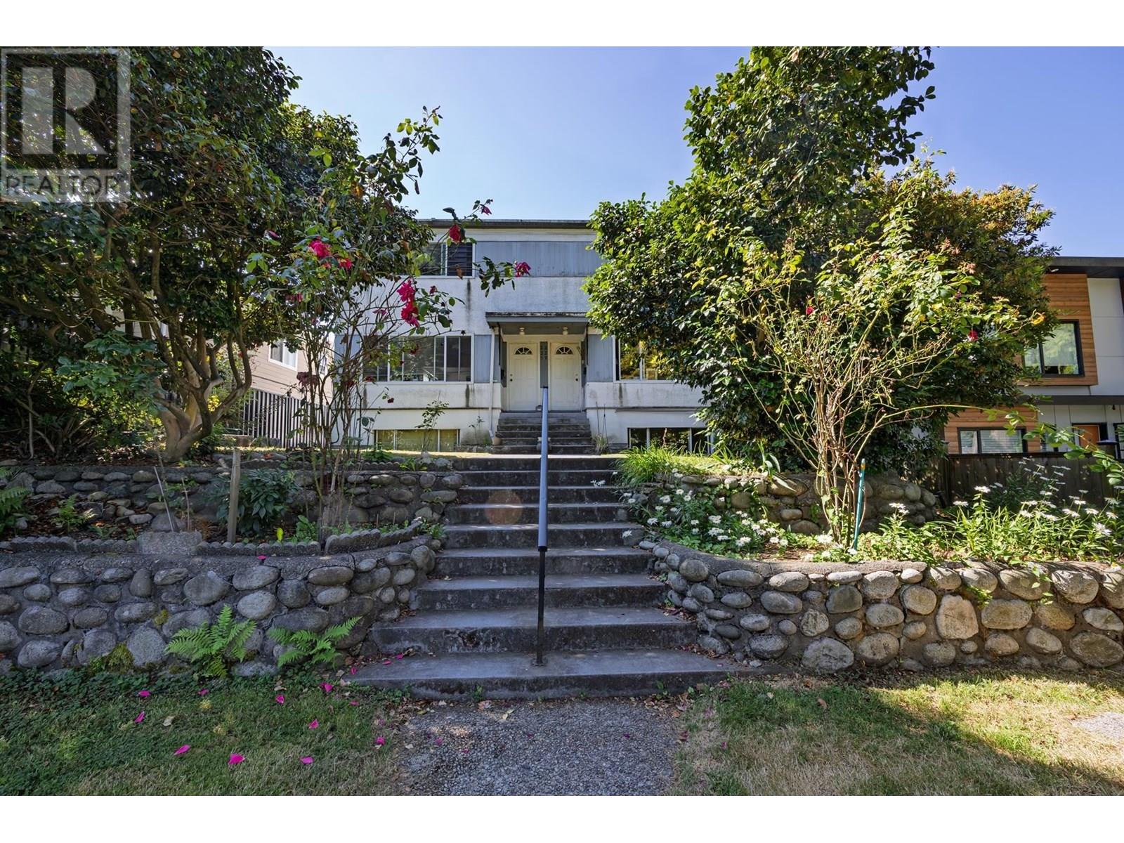 Photo 5 of 227 229 W 19th Street, North Vancouver BC