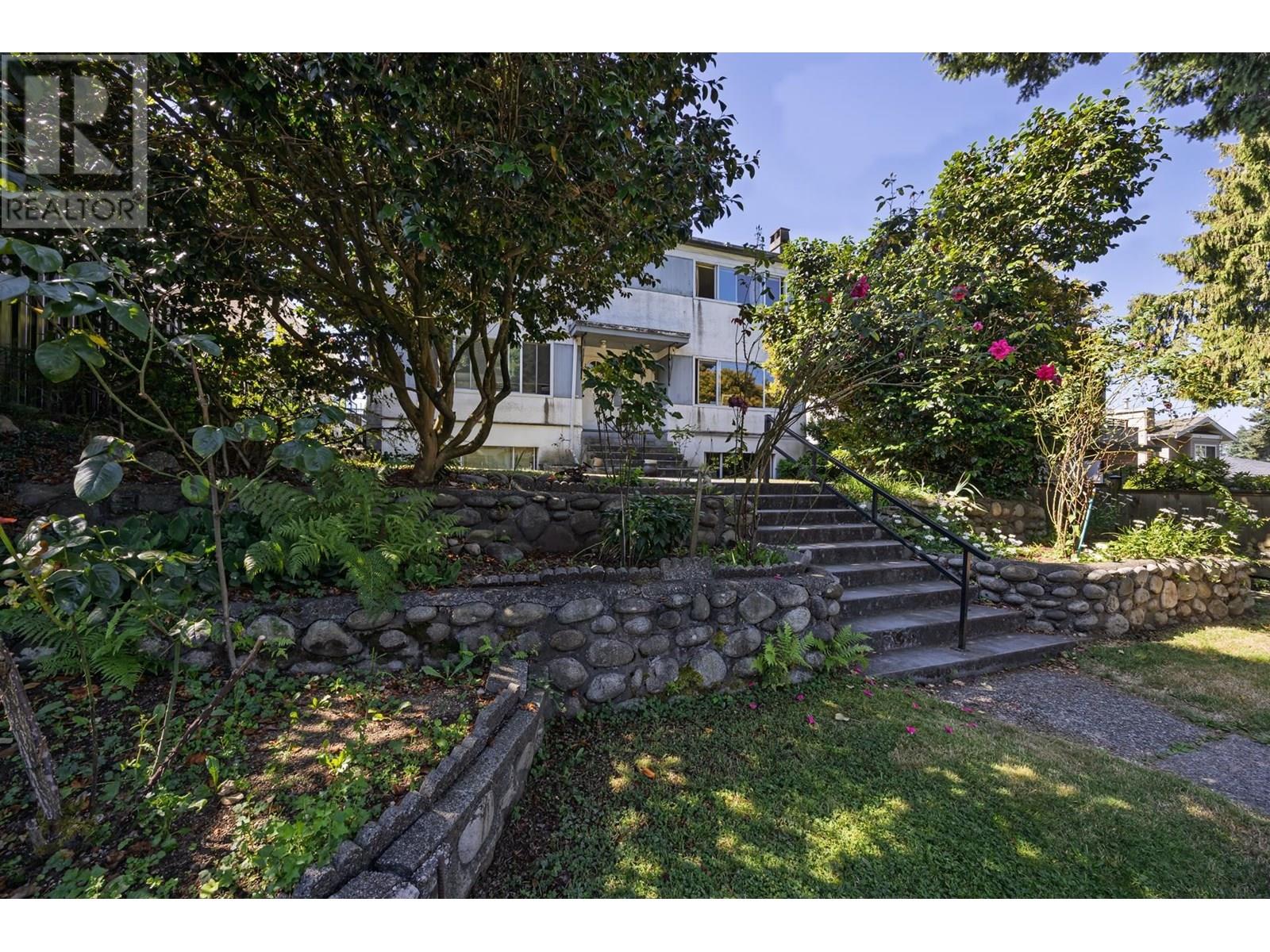 Photo 6 of 227 229 W 19th Street, North Vancouver BC